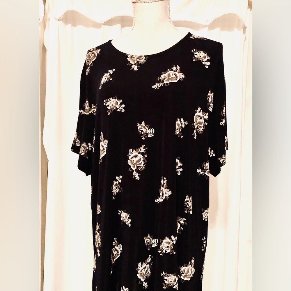 Es Se Women’s Black and Flowery Blouse 3X